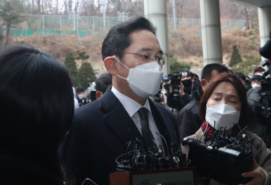 이재용 삼성전자 부회장이 18일 오후 서울 서초구 서울고등법원에서 열린 '국정농단' 사건 파기환송심 선고 공판에 출석하며 법정으로 향하고 있다. <연합뉴스>